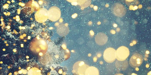 Foto von Weihnachtsbaum, Lichtern und Schnee
