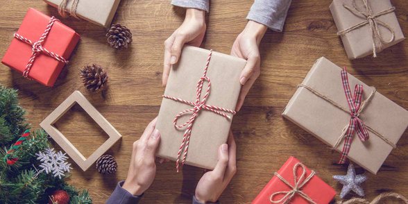 Foto eines Paares, das Geschenke macht