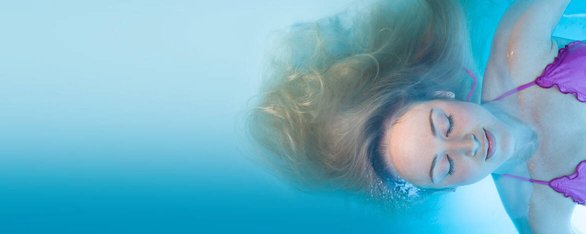Foto di una donna che galleggia alla Float House