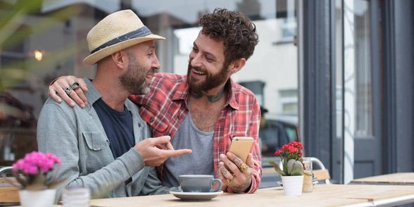 Foto van een homostel op een date