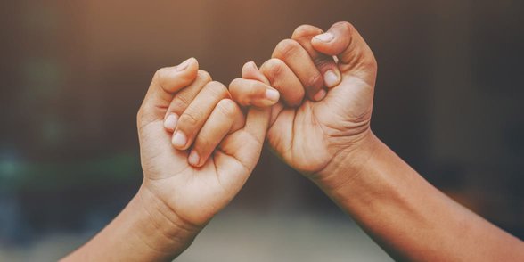 Foto de personas jurando con el meñique