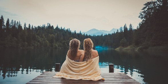 Zdjęcie pary lesbijek nad jeziorem