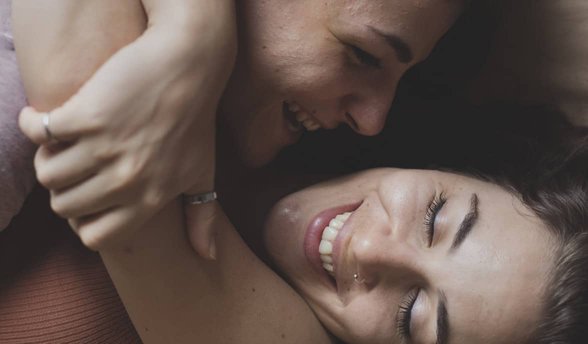 Foto di coppia lesbica che si abbraccia