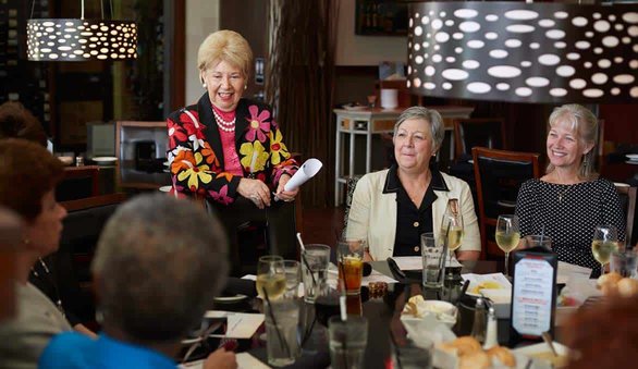 Foto de la Dra. Gayle Carson en una sesión de coaching grupal