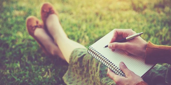 Photo d'une femme écrivant dans un journal