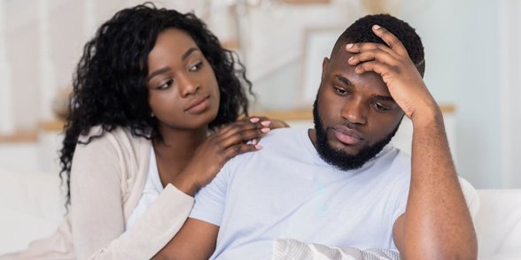 Photo de femme réconfortant son petit ami