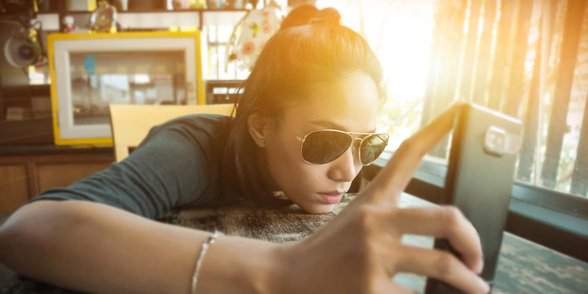 Foto de mujer triste mirando celular