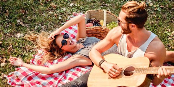 Foto di un uomo che suona la chitarra