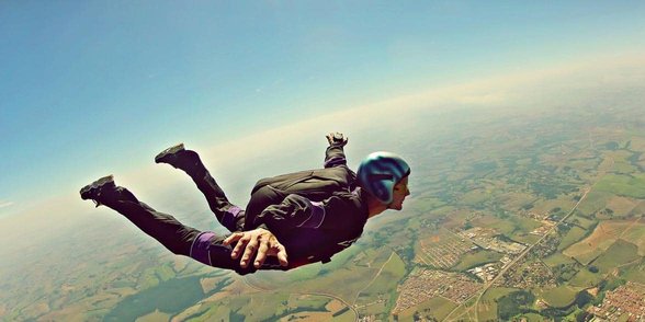 Foto di un uomo che fa paracadutismo