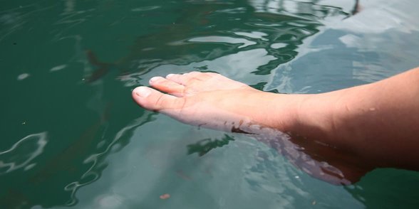 Foto di un piede immerso nell'acqua