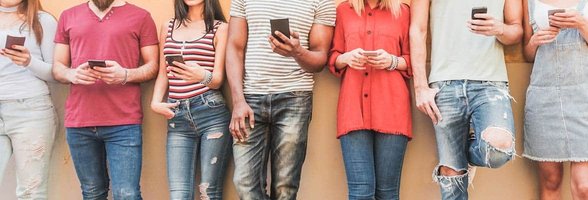 Photo de jeunes sur leurs téléphones