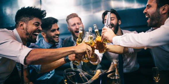 Foto einer Gruppe von Menschen, die trinken