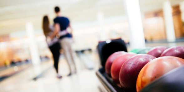 Foto von Paar Bowling