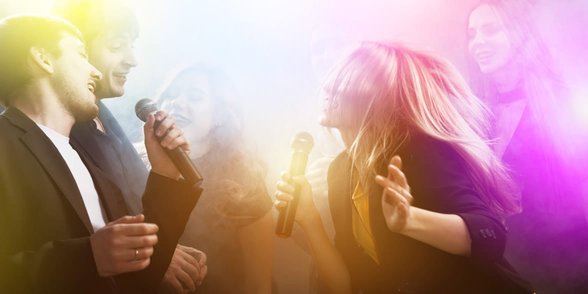 Foto von Leuten, die Karaoke machen