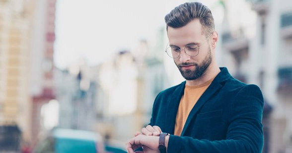 Photo d'un homme regardant une montre