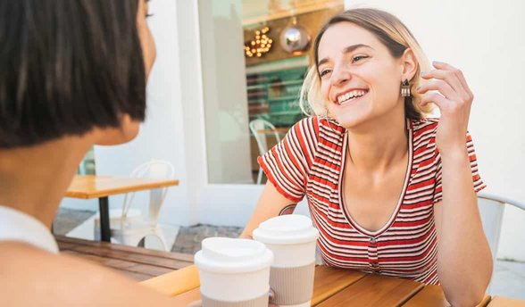 Foto de dos mujeres hablando