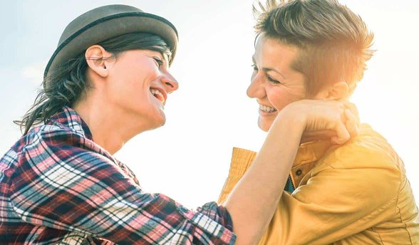 Photo de deux femmes en train de rire