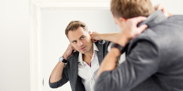 Foto de un hombre vistiéndose