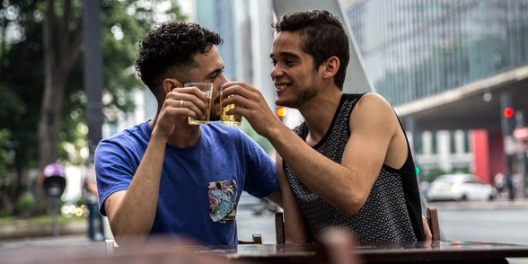 Photo d'un couple gay en train de parler