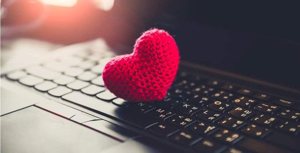 Foto eines Computers mit Herz drauf