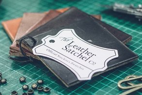 Die Ledertasche co. Logo auf Ledermustern