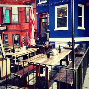 Duke's Grocery arka verandasının fotoğrafı
