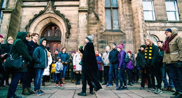 Photo d'un guide guidant les participants sur The Potter Trail