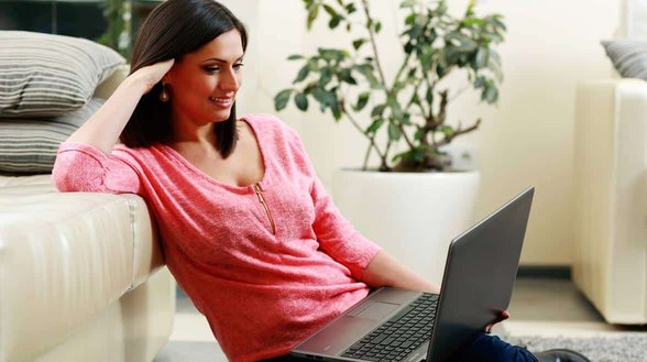 Photo de femme sur ordinateur portable