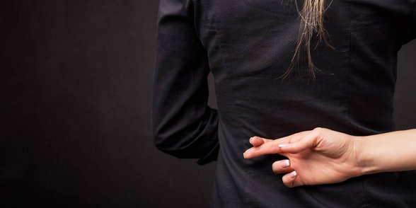 Foto di donna con le dita incrociate dietro la schiena