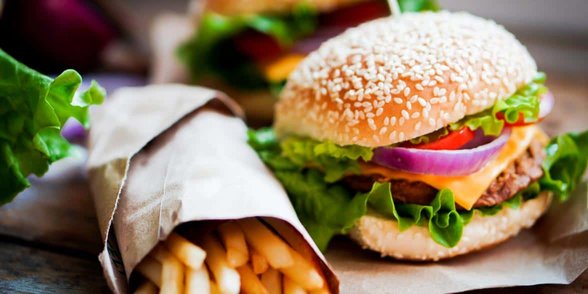 Hamburger ve patates kızartması fotoğrafı