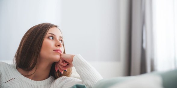 Foto di una donna che pensa