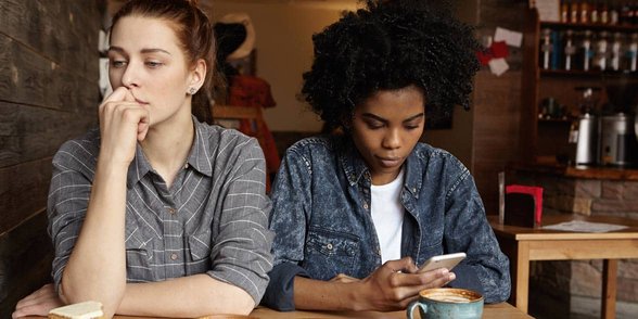 Foto van twee vrouwen die niet praten