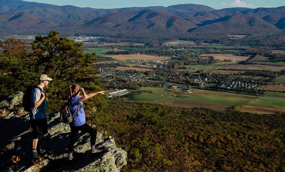 Foto de personas explorando Harrisonburg, Virginia