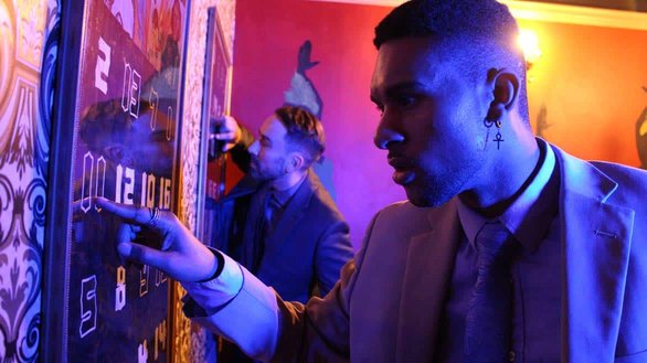Foto van gasten die Clue Chase-puzzels oplossen