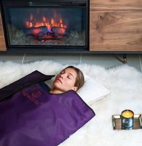 Photo d'une femme dans une couverture de sauna