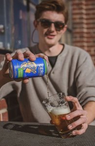 Foto von einem Mann, der CERIA-Bier trinkt