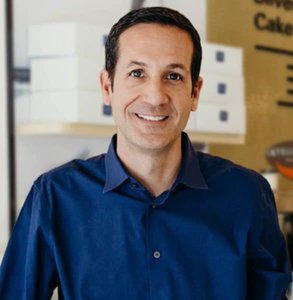 Photo de John Hensley, propriétaire de Lark Cake Shop