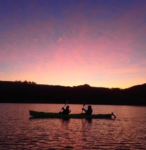 Kayak yapan iki kişinin fotoğrafı