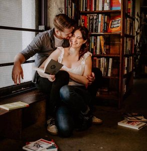 Photo d'un couple à la dernière librairie