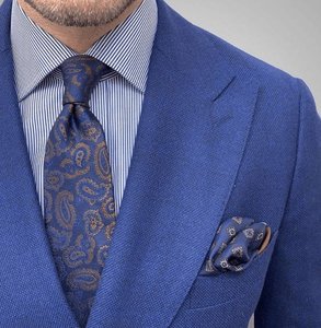 Foto de un traje azul con accesorios a juego.