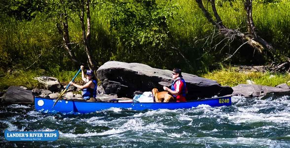 Photo d'un couple en canoë