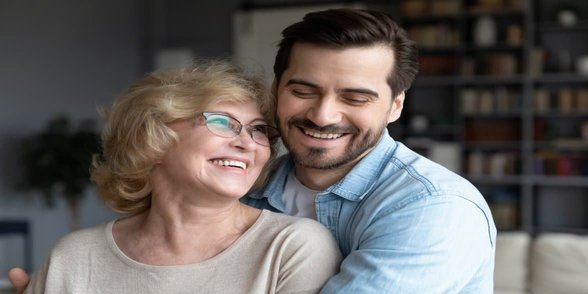 Photo d'une femme plus âgée et d'un homme plus jeune