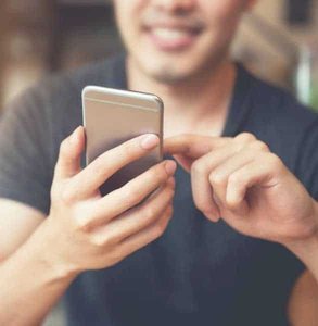 Photo d'un homme sur son téléphone