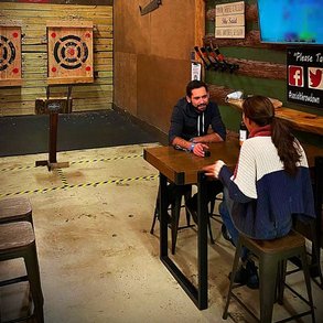 Photo de couple à Stumpy's Hatchet House