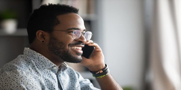 Foto van een man aan de telefoon