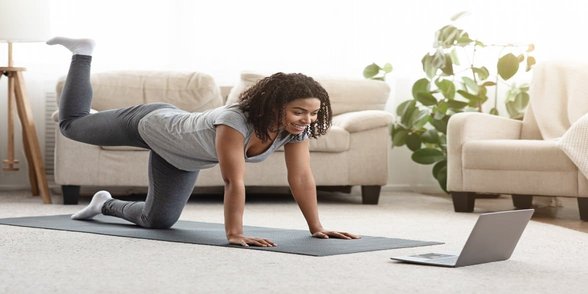 Foto van een vrouw die aan het sporten is