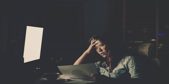 Foto van een overwerkte vrouw